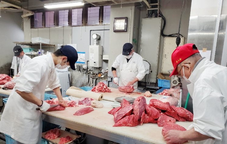 買い付けから製造、店舗販売まで、一貫して手がける食肉専門店